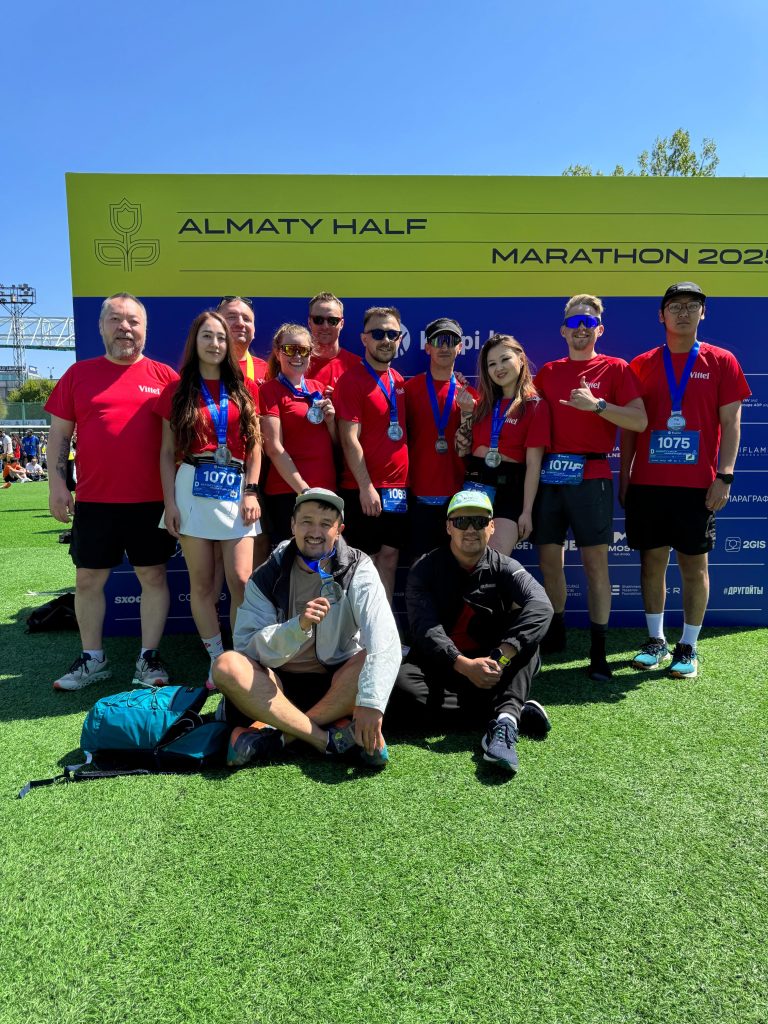 Команда Vittel на Almaty Half Marathon 2025: энергия, выносливость и командный дух.